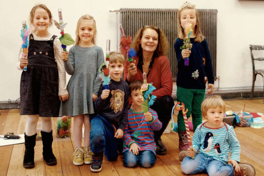 Kinder backstage im Theater