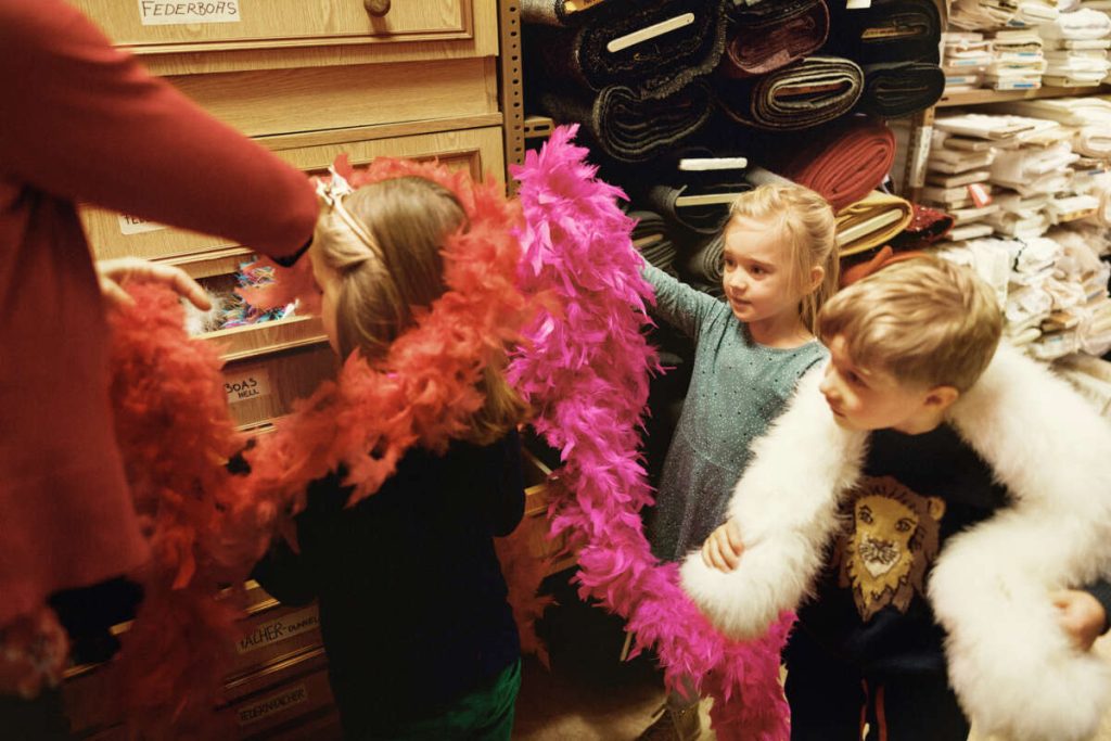 Kinder backstage im Theater