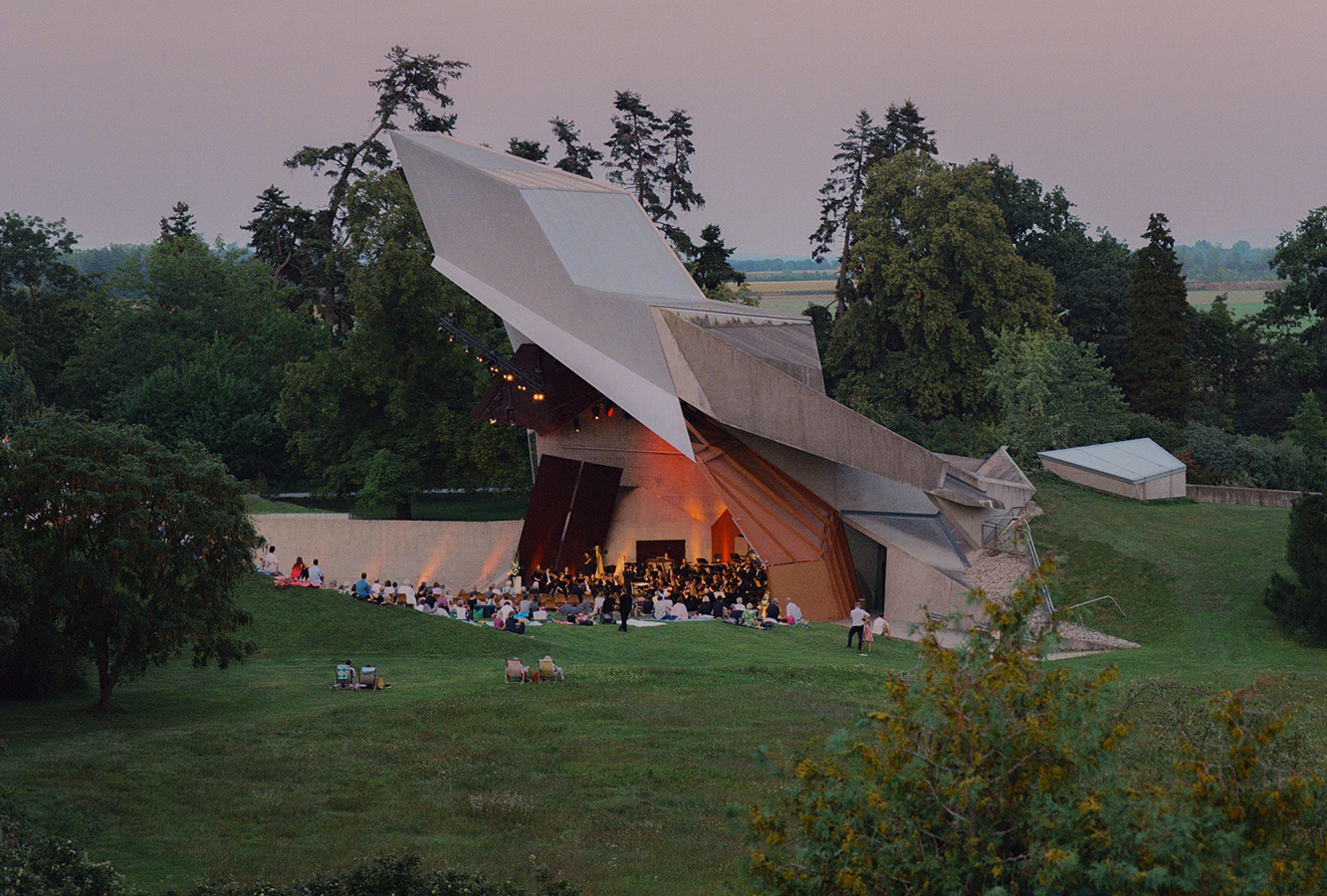 Die Bühne des Grafenegg Festival in der Abenddämmerung.