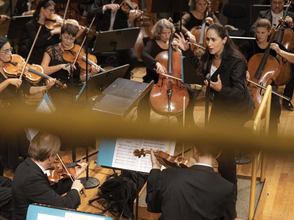 Simone Menezes mit dem Wiener Kammerorchester