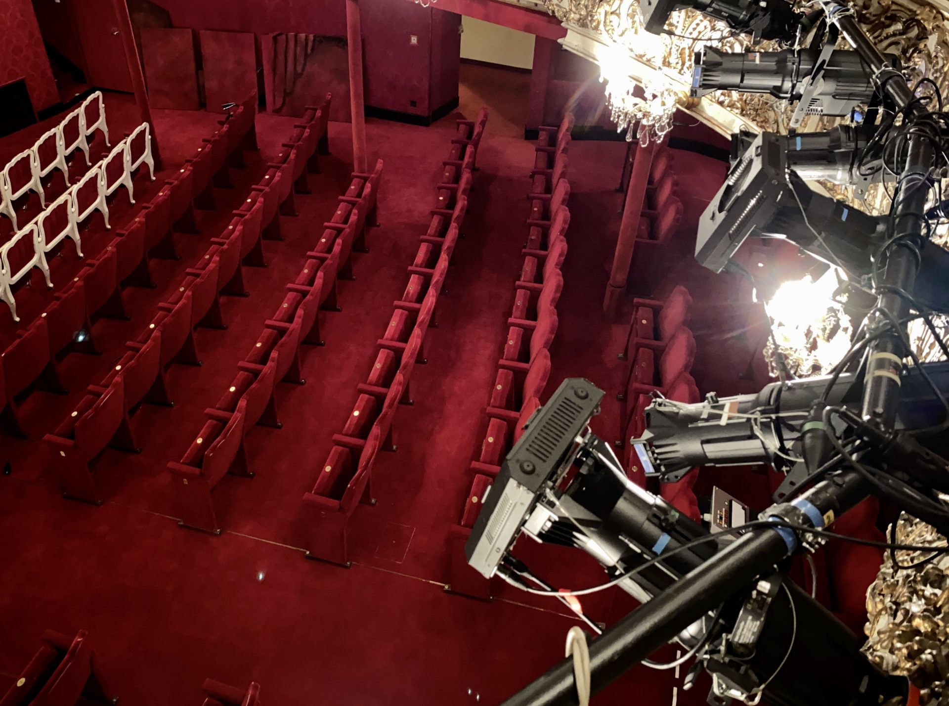 Im Theater in der Josefstadt stehen die Sitzreihen nun weiter auseinander.