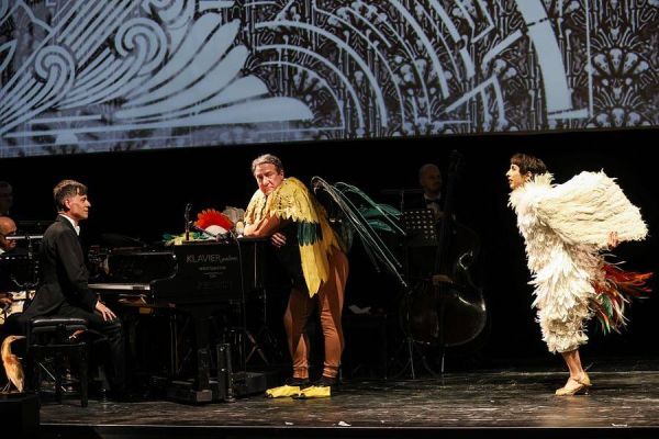 Adam Benzwi (Musikalische Leitung), Robert Palfrader (Max Pallenberg), Ruth Brauer-Kvam (Fritzi Massary)