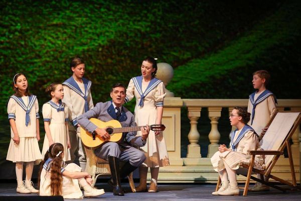 Axel Herrig (Kapitän Georg von Trapp), Sarah Weidinger (Liesel), Kinderchor, Jugendchor