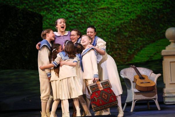 Lauren Urquhart (Maria Rainer), Sarah Weidinger (Liesel), Kinderchor, Jugendchor