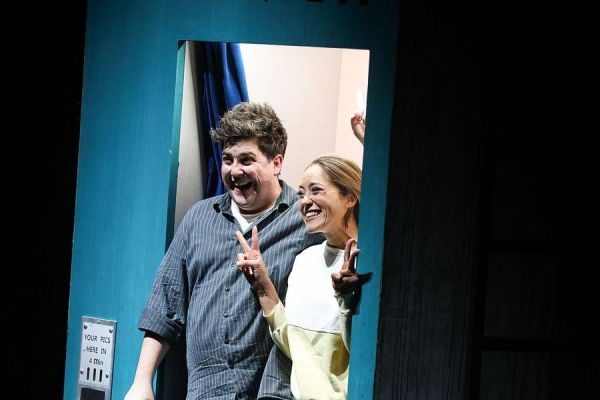 Jakob Semotan (Jon), Sophia Gorgi (Susan)